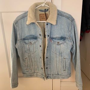 NWT Levi’s Ex Boyfriend Sherpa Trucker Jacket Size XS